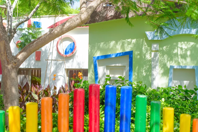 photo cour école colorée